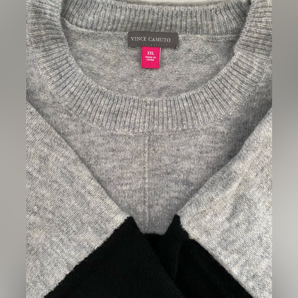VINCE CAMUTO… WOMENS GRAY AND BLACK SWEATER